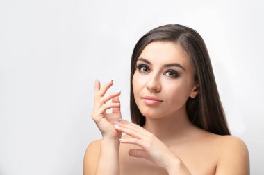 Güzel genç kadın ile kirpik uzatma ışık arka plan üzerinde