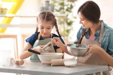 Anne ve kızı hamur hazırlıyor. 