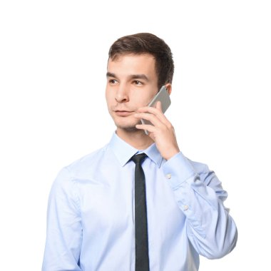 Beyaz arka plan karşı cep telefonu konuşurken yakışıklı araba satıcısı