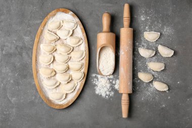 Tablo, üstten görünüm çiğ köfte ile ahşap plaka