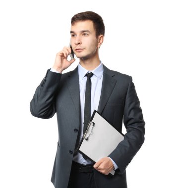 Beyaz arka plan karşı cep telefonu konuşurken yakışıklı araba satıcısı