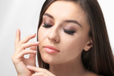 Güzel genç kadın kirpik uzantıları üzerinde açık renkli, closeup ile