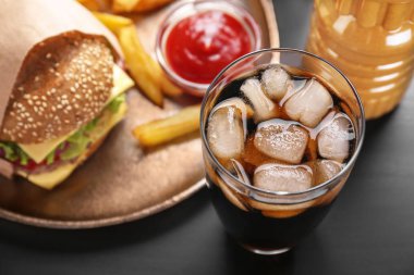 Kadeh tabloda lezzetli hamburger ile soğuk kola