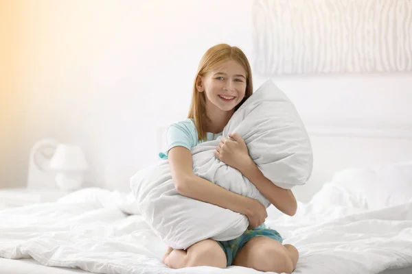 Nettes Mädchen Mit Weißem Kissen Auf Dem Bett — Stockfoto