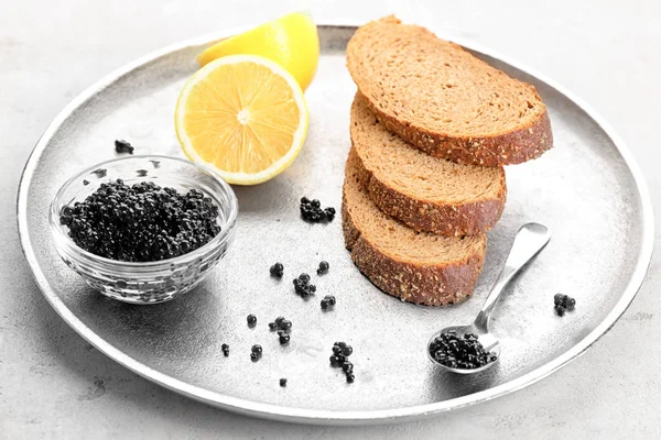 Piatto Con Caviale Nero Fette Pane Tavola — Foto Stock