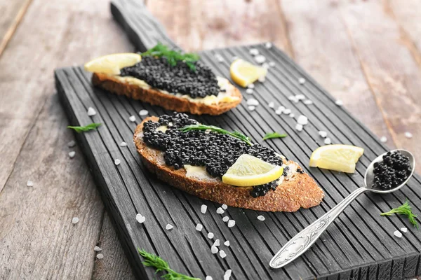 Fette Pane Con Caviale Nero Burro Tavola Legno — Foto Stock