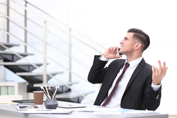 Uomo Abito Elegante Sul Posto Lavoro — Foto Stock