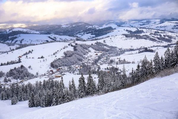 Prachtige Besneeuwde Landschap Bergen Winterdag — Stockfoto