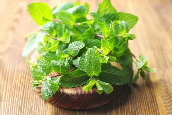 Styrelsen Med Färsk Citronmeliss Bord Närbild — Stockfoto