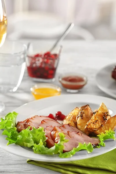 Plate Sliced Honey Baked Ham Potato Wooden Table — Stock Photo, Image