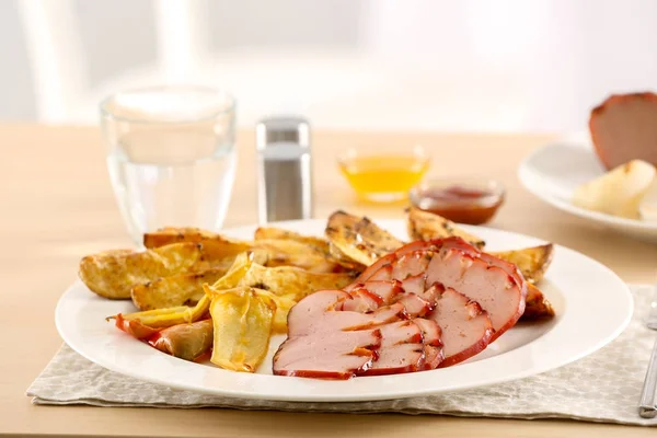 Assiette Avec Tranches Miel Jambon Cuit Légumes Sur Table — Photo