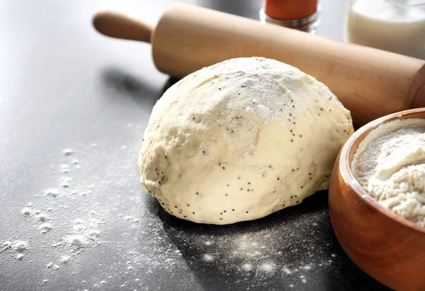 Raw Dough Flour Rolling Pin Table — Stock Photo, Image