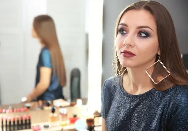 Attraktiv Ung Kvinna Med Makeup Professionell Konstnär Inomhus — Stockfoto