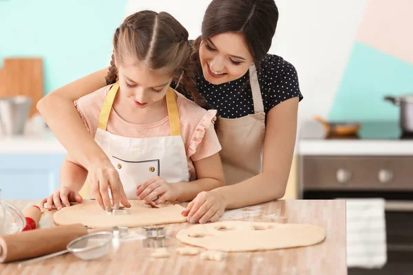 Mor och dotter förbereda cookies från degen inomhus — Stockfoto
