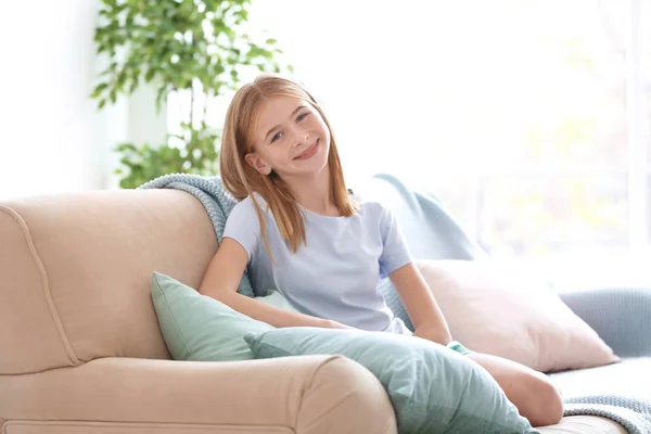 Gadis Manis Beristirahat Sofa Dengan Bantal Lembut — Stok Foto