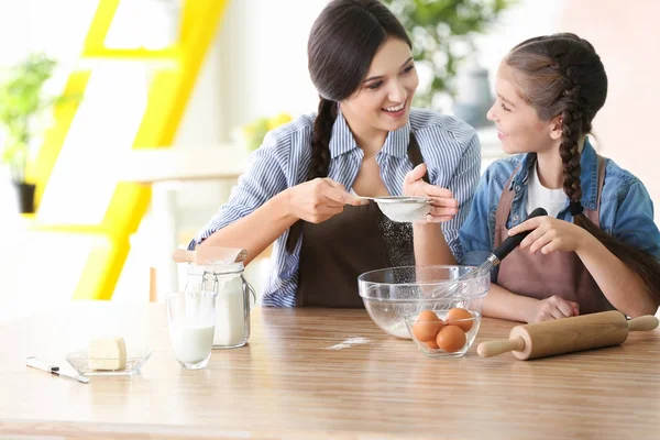 Mãe e filha preparando massa — Fotografia de Stock