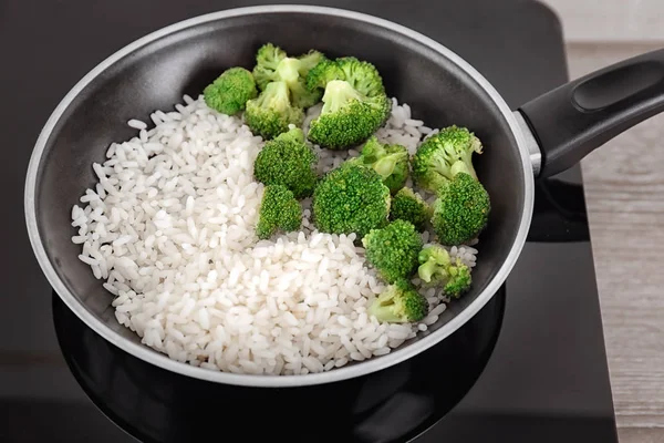 Menggoreng Panci Dengan Nasi Dan Brokoli Pada Kompor Listrik — Stok Foto