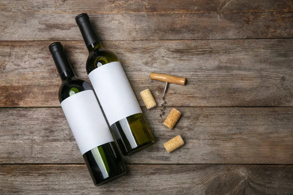 Botellas Vino Con Etiquetas Blanco Sobre Superficie Madera Prepárate Para — Foto de Stock