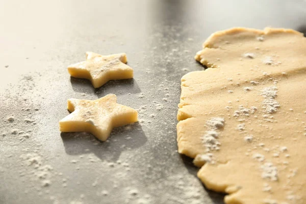 Tagliando Biscotti Pasta Cruda Sul Tavolo — Foto Stock