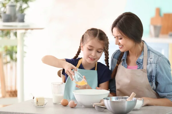 Moeder en dochter maken deeg — Stockfoto