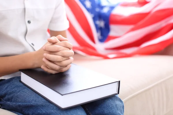 Niño Rezando Por América Sobre Biblia Cerrada Interior Primer Plano —  Fotos de Stock