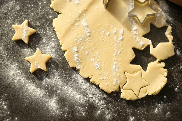 Skära Cookies Från Deg Bordet — Stockfoto