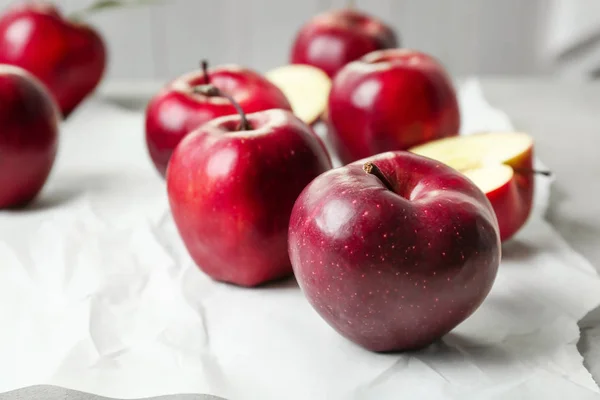 Rijpe Rode Appels Tafel Met Servet — Stockfoto