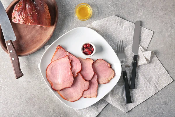 Plaat Met Gesneden Honing Gebakken Ham Cranberry Saus Tafel — Stockfoto