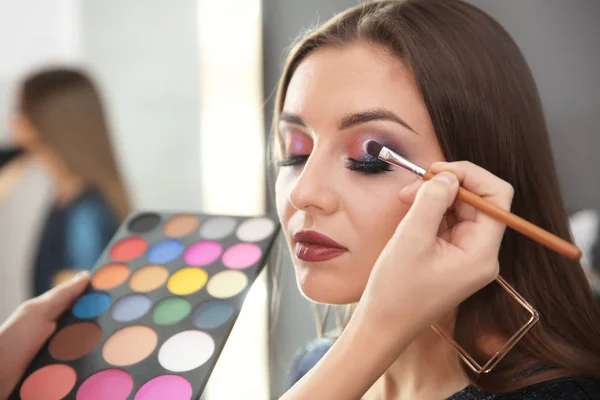 Artista Maquillaje Profesional Trabajando Con Atractiva Mujer Joven Interior — Foto de Stock