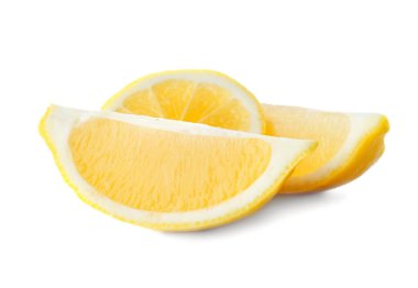 Beyaz izole olgun taze limon dilimleri