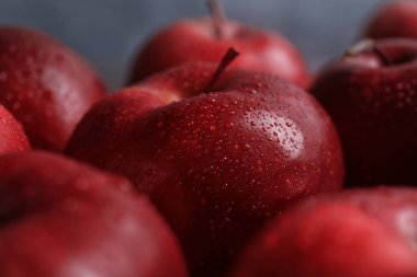 Lezzetli olgun Kırmızı elma suyu, closeup damla ile