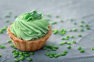 Dokulu yüzeyi krem şanti ile lezzetli tartı