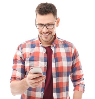 Beyaz arka plan üstünde hareket eden telefon ile çekici bir genç adam