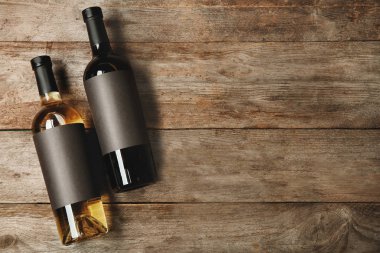 Ahşap arka plan boş etiketlerle şişe. Tasarım için alay