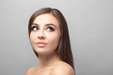 Güzel genç kadın ile kirpik uzatma renk arka plan üzerinde