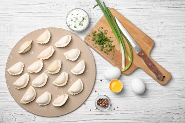 Ahşap tahta masada, üstten görünüm çiğ köfte ile