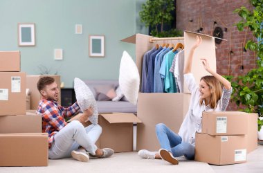 Genç çift yastık kavgası gardırop kutuları gün devam oynamaya