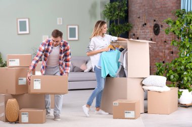 Genç çift gün hareketli gardırop kutu ambalaj