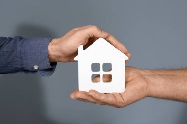Emlakçı ve komuta sizde ev tutan gri modeli