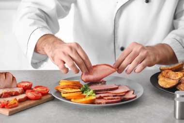 Lezzetli hizmet Şef plaka üzerinde pişmiş jambon tatlım