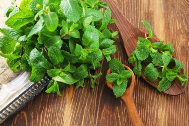 Ahşap arka plan üzerinde taze Melisa