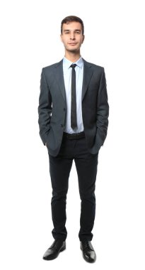 Yakışıklı araba satıcısı beyaz arka plan üzerinde