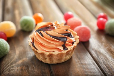 Krema ve şeker ahşap yüzeyi ile lezzetli tartı