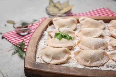 Ahşap masa, closeup üzerinde çiğ köfte