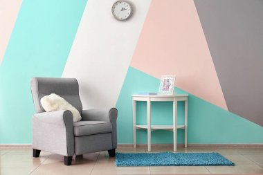 Minimalist iç odadaki modern koltuk