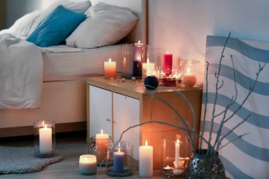 Mumlar yanan ile dekore edilmiş rahat yatak odası