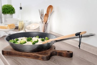 Pirinç ve mutfak masasında brokoli ile kızartma tavası