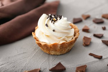 Dokulu yüzeyi krem şanti ile lezzetli tartı