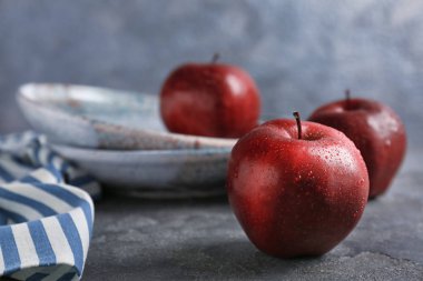 Tablo, seçici odak olgun kırmızı elmalar