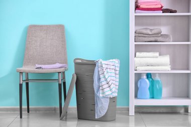 Kapalı giysiler ile plastik çamaşır sepeti